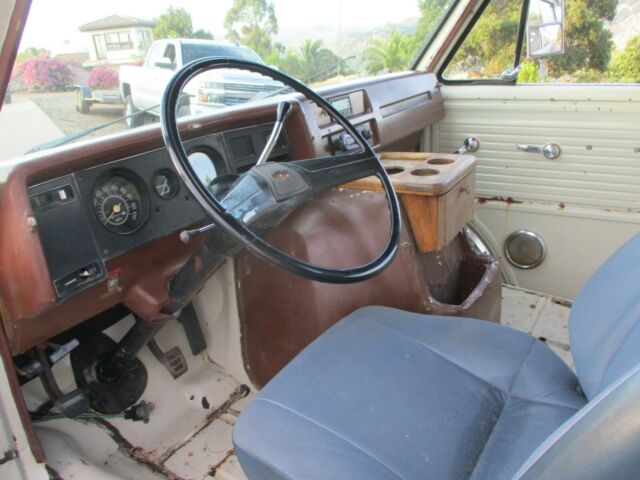 1974 White Chevrolet G20 Van Van Camper