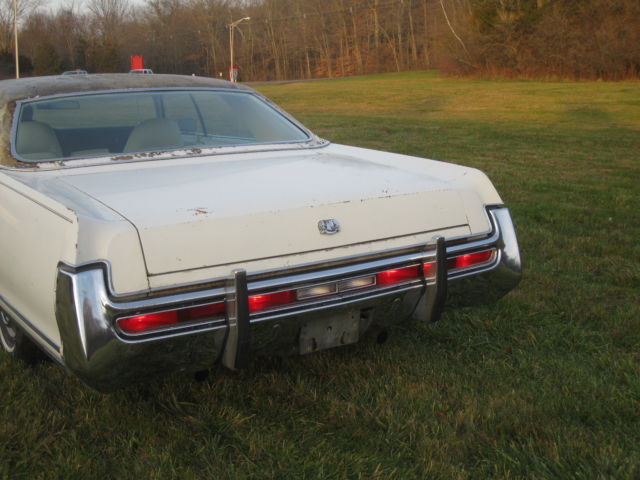 1972 White Chrysler New Yorker Sedan