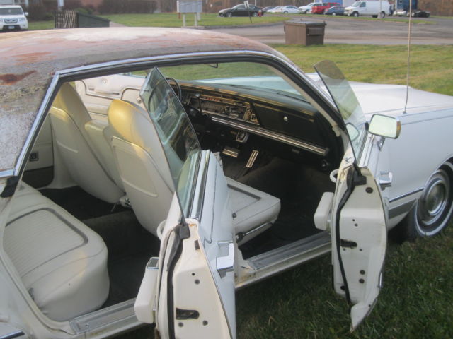 1972 White Chrysler New Yorker Sedan