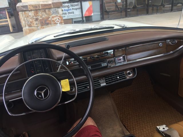 1967 White Mercedes-Benz 200-Series 4 dr