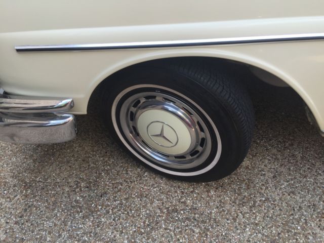 1967 White Mercedes-Benz 200-Series 4 dr