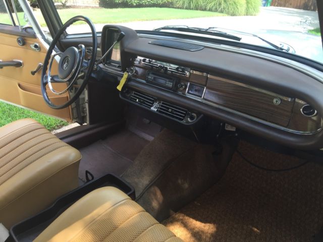 1967 White Mercedes-Benz 200-Series 4 dr