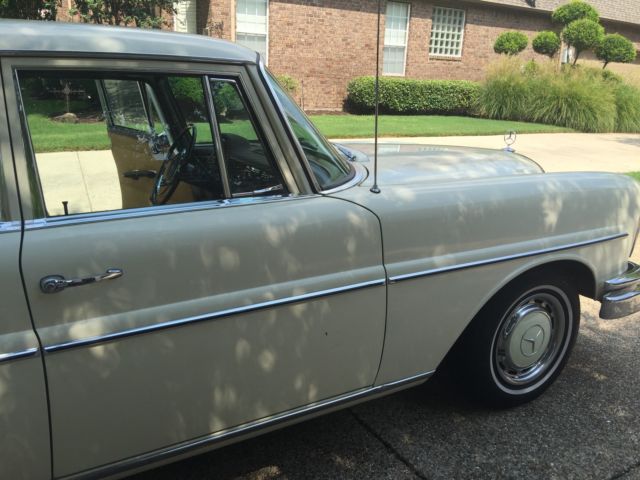 1967 White Mercedes-Benz 200-Series 4 dr