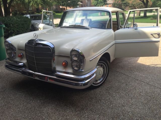 1967 White Mercedes-Benz 200-Series 4 dr