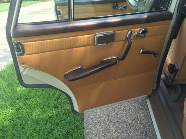 1967 White Mercedes-Benz 200-Series 4 dr