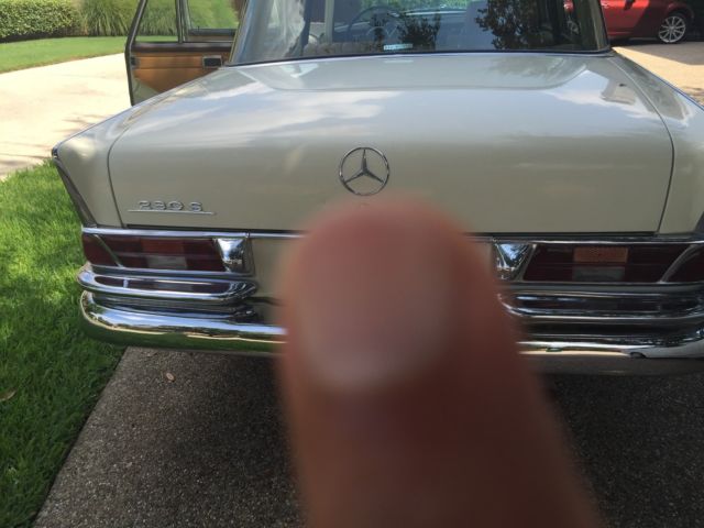 1967 White Mercedes-Benz 200-Series 4 dr