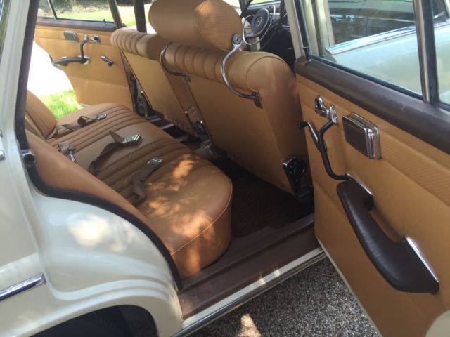 1967 White Mercedes-Benz 200-Series 4 dr