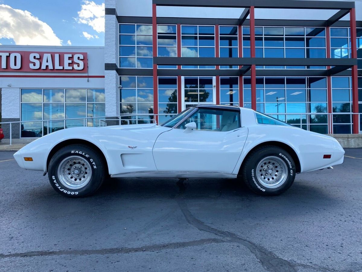 1978 White Chevrolet Corvette Coupe