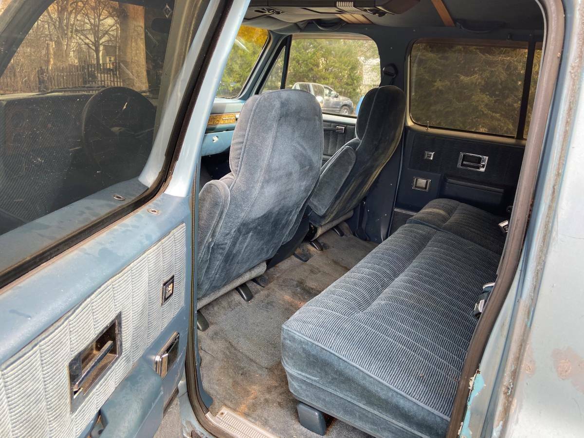 1990 Black Chevrolet Suburban SUV