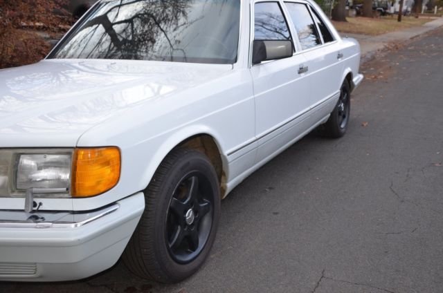1990 White Mercedes-Benz 400-Series Sedan