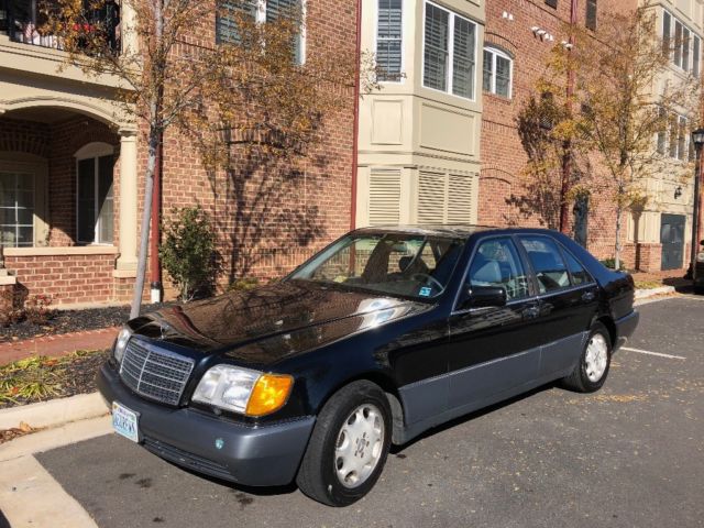1993 Black Mercedes-Benz 300-Series Sedan