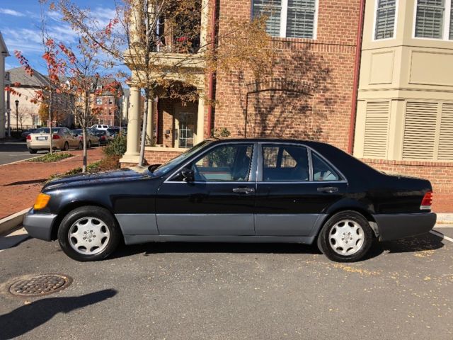 1993 Black Mercedes-Benz 300-Series Sedan