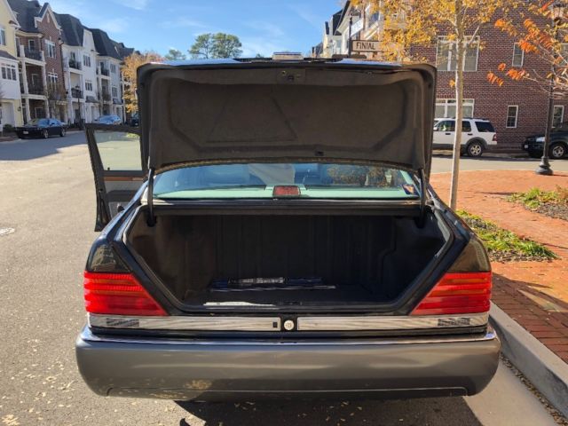 1993 Black Mercedes-Benz 300-Series Sedan
