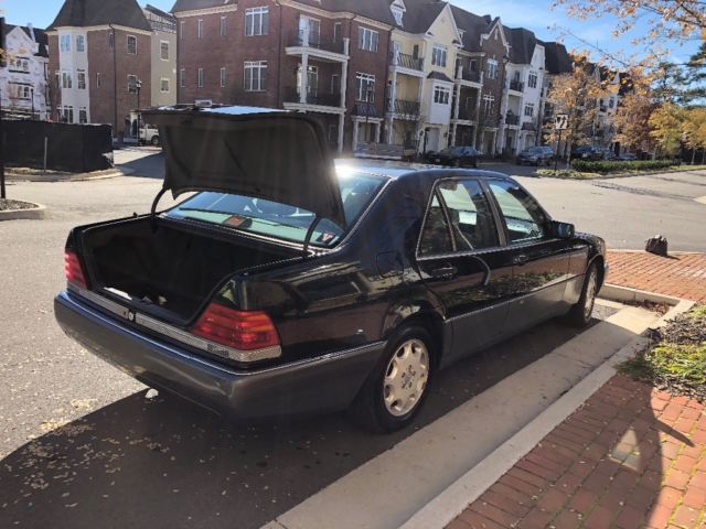 1993 Black Mercedes-Benz 300-Series Sedan