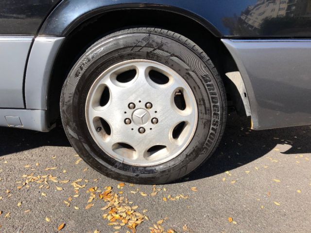 1993 Black Mercedes-Benz 300-Series Sedan