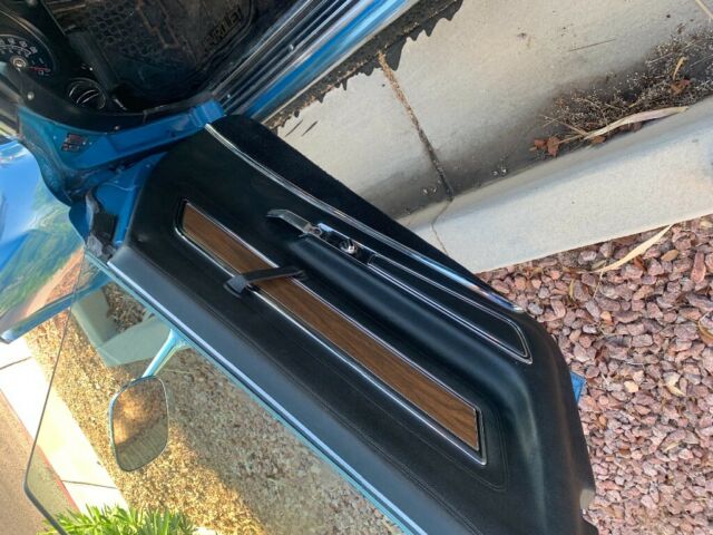 1976 White Chevrolet Corvette Coupe