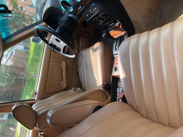 1983 Blue Mercedes-Benz 200-Series Sedan