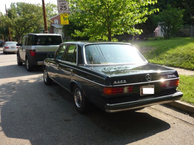1983 Blue Mercedes-Benz 200-Series Sedan