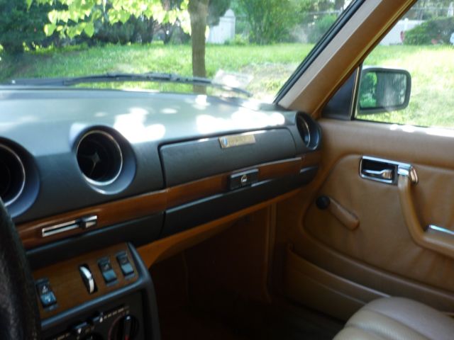 1983 Blue Mercedes-Benz 200-Series Sedan