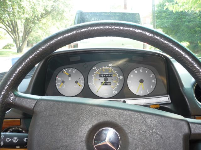 1983 Blue Mercedes-Benz 200-Series Sedan