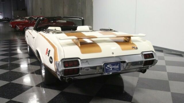 1972 White Oldsmobile Cutlass Convertible
