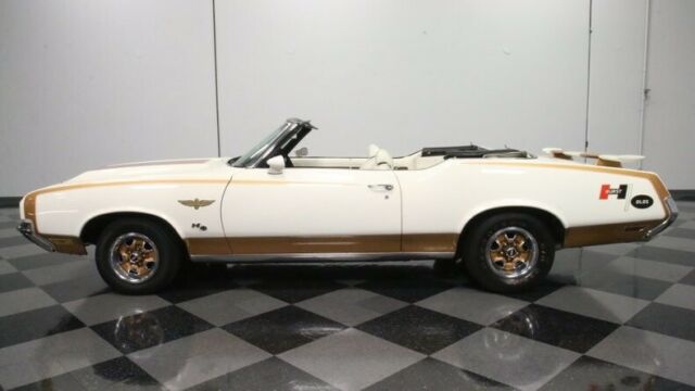 1972 White Oldsmobile Cutlass Convertible