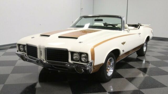 1972 White Oldsmobile Cutlass Convertible