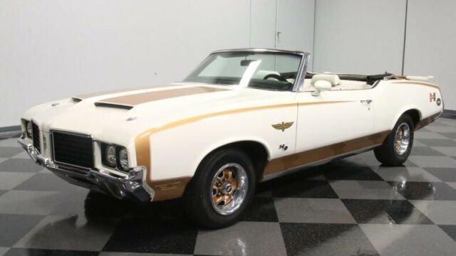 1972 White Oldsmobile Cutlass Convertible
