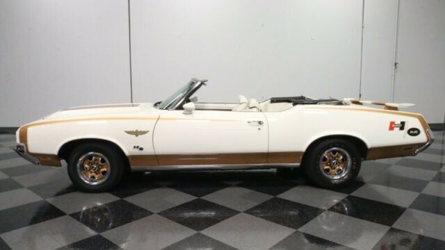1972 White Oldsmobile Cutlass Convertible
