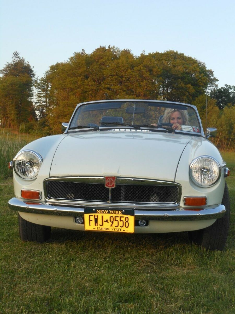 1976 White MG MGB Convertible
