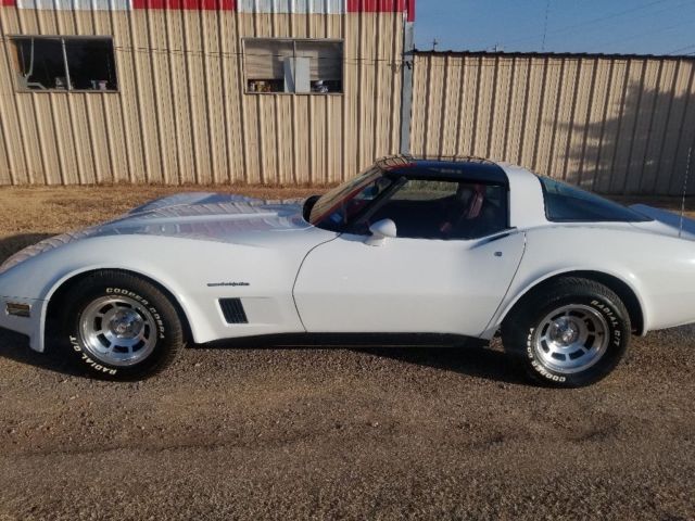 1982 White Chevrolet Corvette Coupe