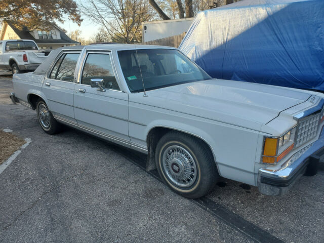 1987 Gray Ford Crown Victoria Sedan
