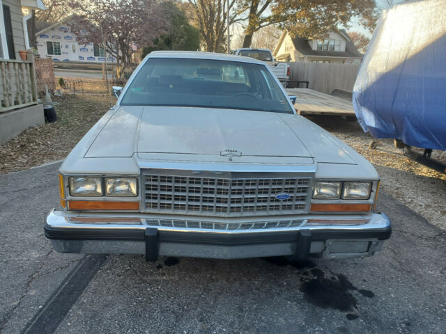 1987 Gray Ford Crown Victoria Sedan
