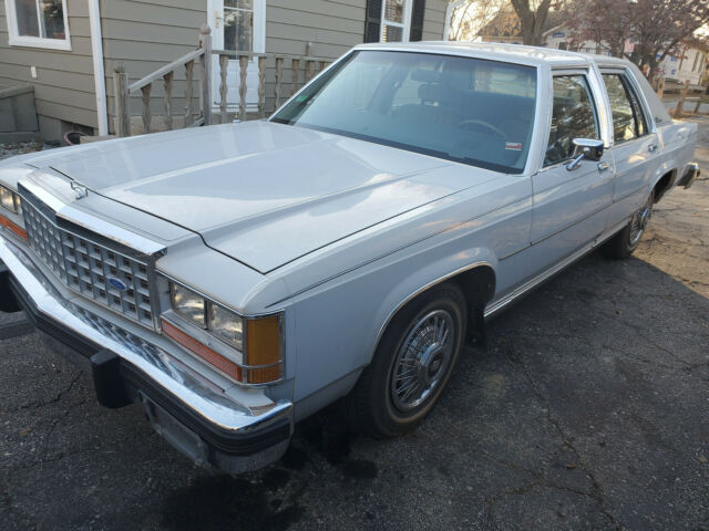 1987 Gray Ford Crown Victoria Sedan