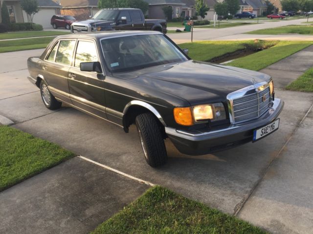 1991 Black Mercedes-Benz 400-Series sedan