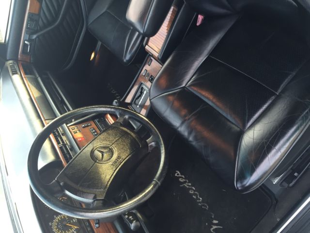 1991 Black Mercedes-Benz 400-Series sedan