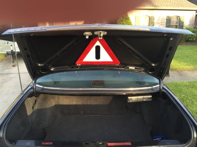 1991 Black Mercedes-Benz 400-Series sedan