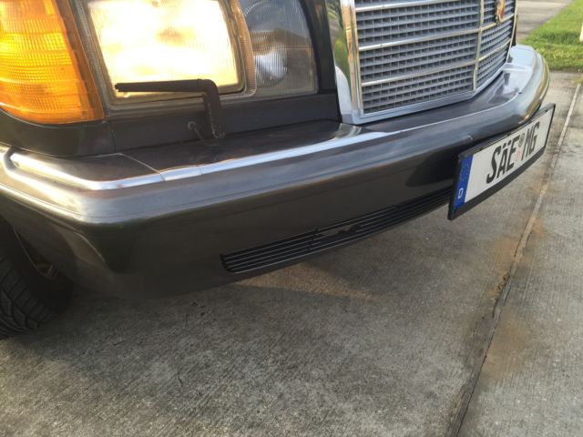 1991 Black Mercedes-Benz 400-Series sedan