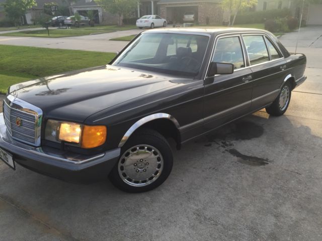 1991 Black Mercedes-Benz 400-Series sedan