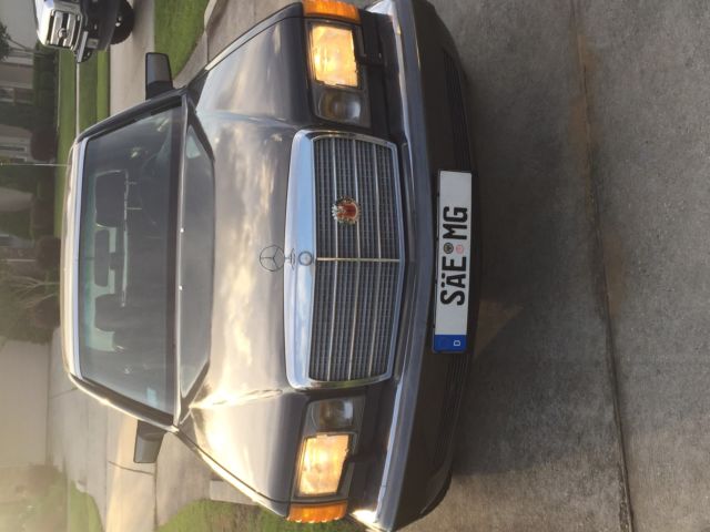1991 Black Mercedes-Benz 400-Series sedan