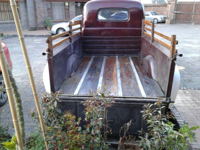 1951 Red wine & White Ford F-3