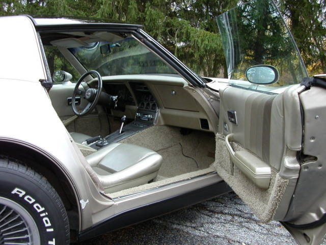 1982 SILVER BEIGE Chevrolet Corvette Coupe