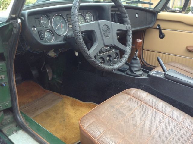 1976 British racing green MG MGB Convertible