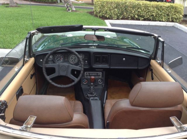 1976 British racing green MG MGB Convertible