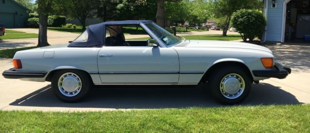 1977 Dove White Mercedes-Benz SL-Class Coupe/Convertible