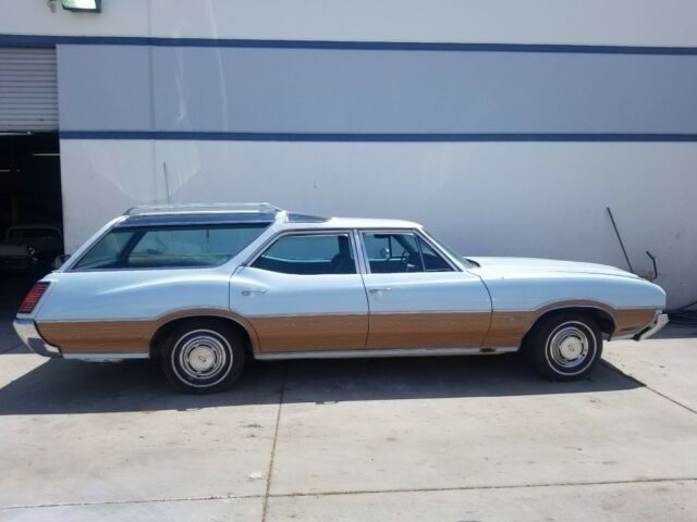 1970 Blue Oldsmobile Vista Cruiser Wagon
