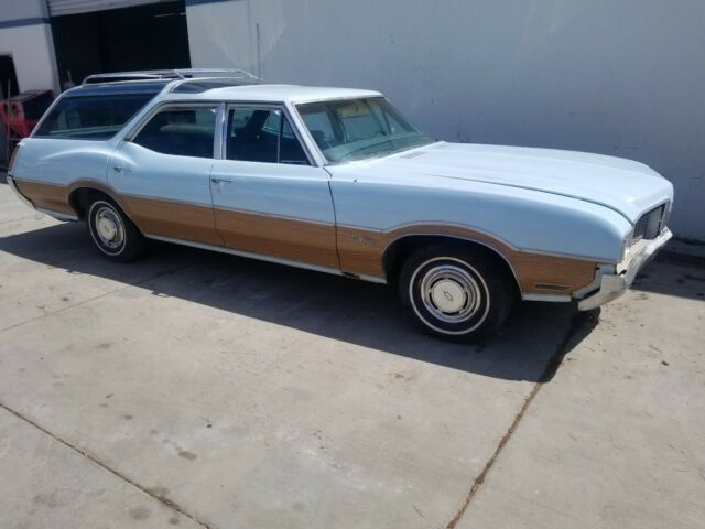 1970 Blue Oldsmobile Vista Cruiser Wagon