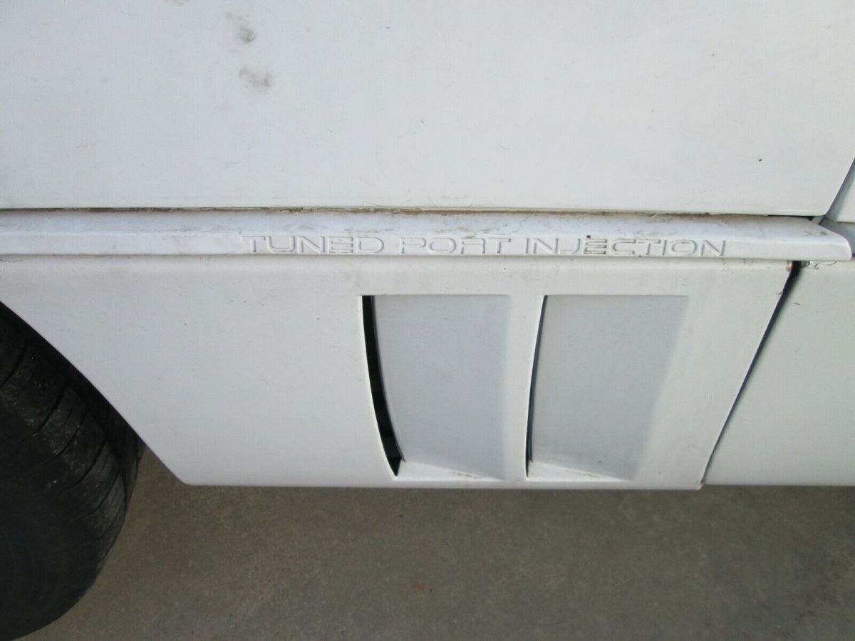 1985 White Chevrolet Corvette Hatchback