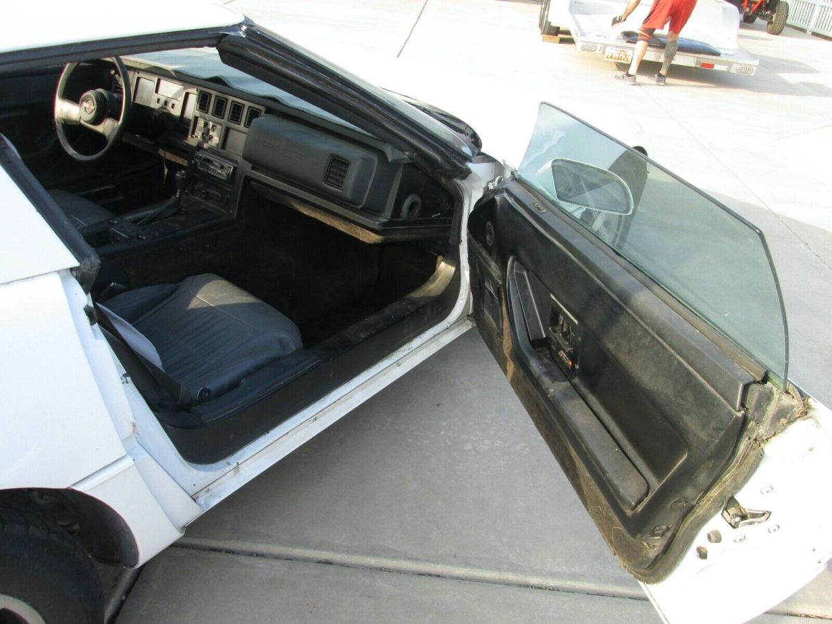1985 White Chevrolet Corvette Hatchback