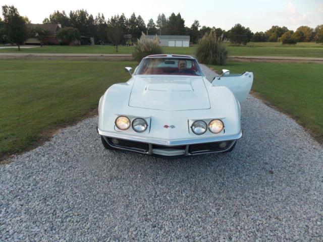 1968 White Chevrolet Corvette Coupe